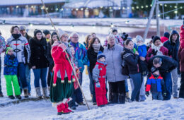 Lutin avec un groupe de personnes à coté un lac en regardent d'une spectacle