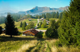 Paysage montagne en automne avec chalets