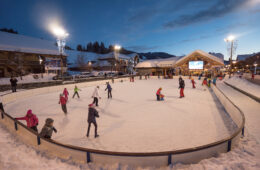 Personnes sur la patinoire en soirée en hiver