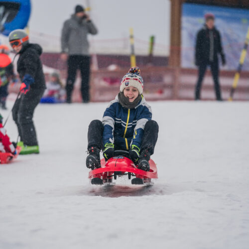 Enfant descendant une piste de luge