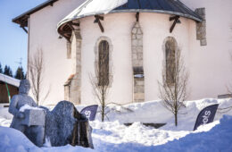 église en hiver avec statue musicien en premier plan