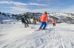 Skieurs et snowboardeuse en hiver