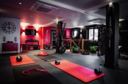 Salle de fitness et de musculation avec tapis et appareils