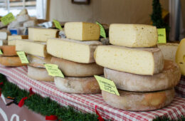 Etal de marché avec des fromages savoyard en vente