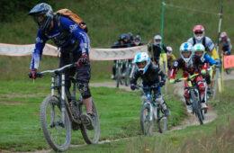 Enfants prenant des cours de VTT en été