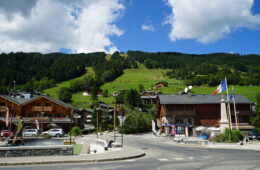 Village de montagne en été avec montagne en fond