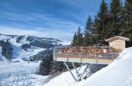 Aire de pique nique des nauchets aux Gets en hiver avec neige et ciel bleu