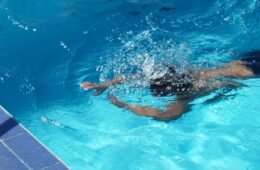 Personne nageant dans une piscine