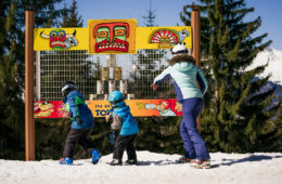 Famille jouant à un jeu sur le thème des indiens en hiver